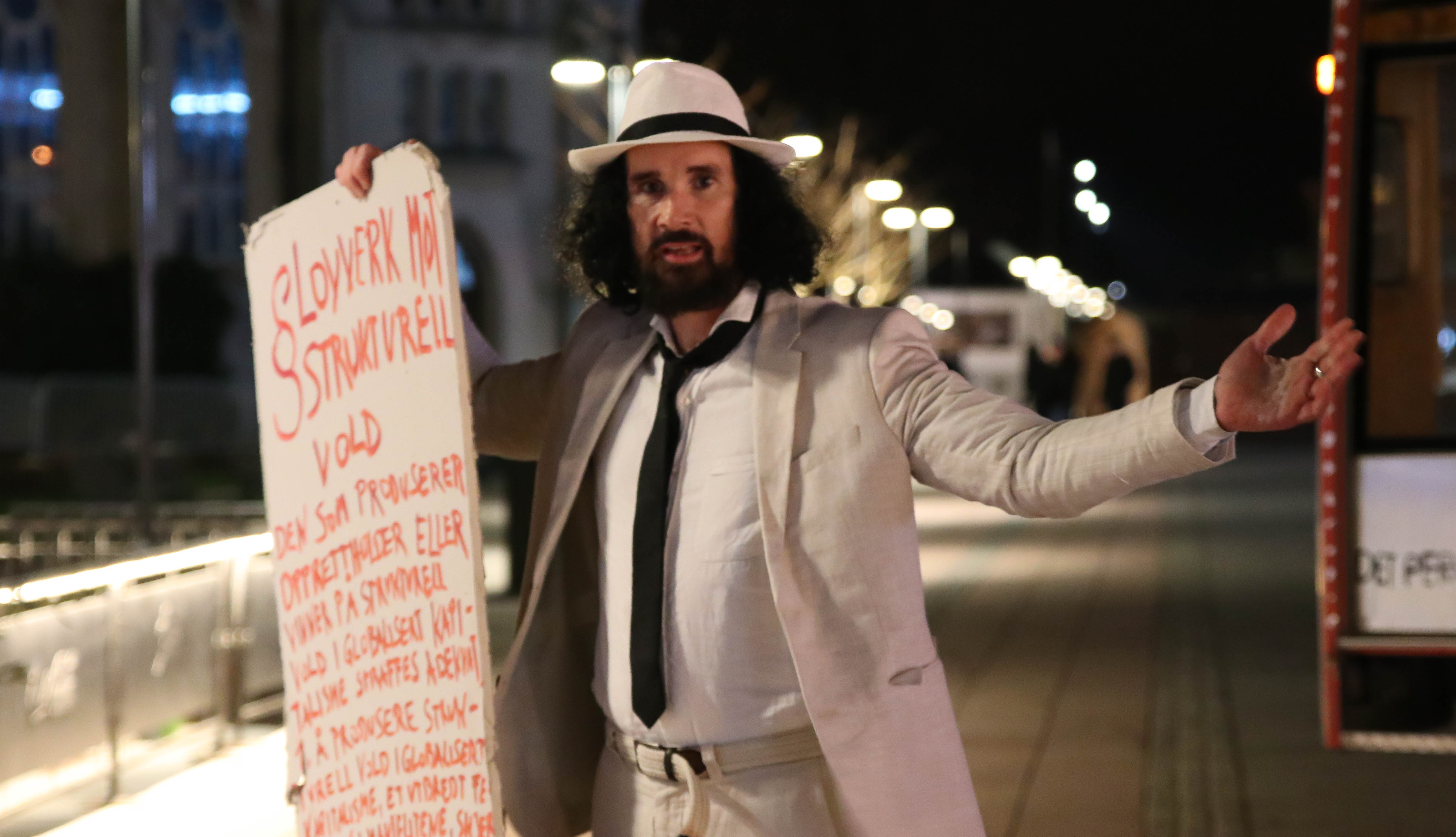 Julian Blaue in The Interim Report Performance, Kristiansand kunsthall, 2018